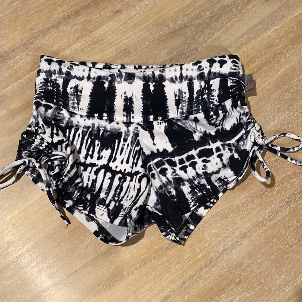 Black and White Athletic Shorts with Tie-Dye Pattern and Elastic Waistband